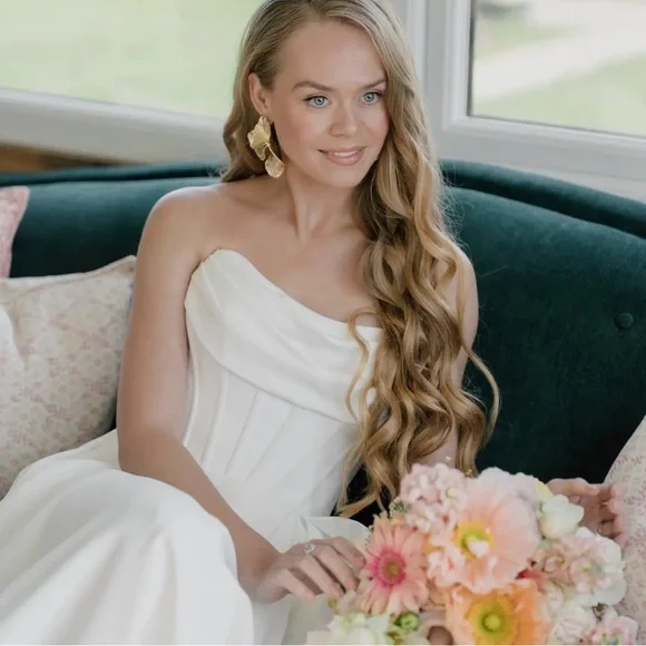 Designer Gold Statement Flower Earrings UK Designer Brand New/Never Worn or Used - Picture 4 of 7